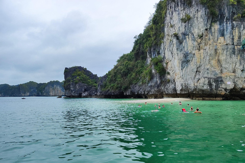 Cat Ba: Authentic Lan Ha bay cruise, small group, kayak, bikeFrån Cat Ba: Authentik Lan Ha buktkryssning, liten grupp,cykling