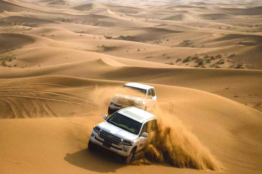 Dubai: Jeep-Wüstensafari, Kamelreiten, ATV & Sandboarding. Foto: GetYourGuide