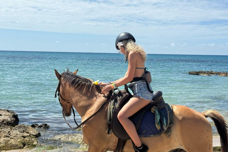 牙买加：骑马探秘与日落双体船巡游牙买加：骑马体验与日落双体船巡游