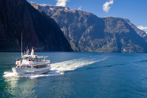 Von Queenstown aus: Milford Sound Tour und Kreuzfahrt mit MittagessenMilford Sound Ganztagestour mit Picknick-Mittagessen