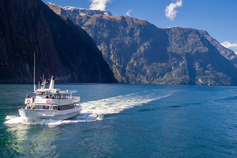 Von Queenstown aus: Milford Sound Tour und Kreuzfahrt mit MittagessenMilford Sound Ganztagestour mit Picknick-Mittagessen