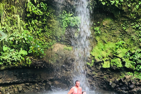 Barca privata per Soufriere, bagno di fango ed esperienza con cascata26&#039; Barca - Il ragazzo