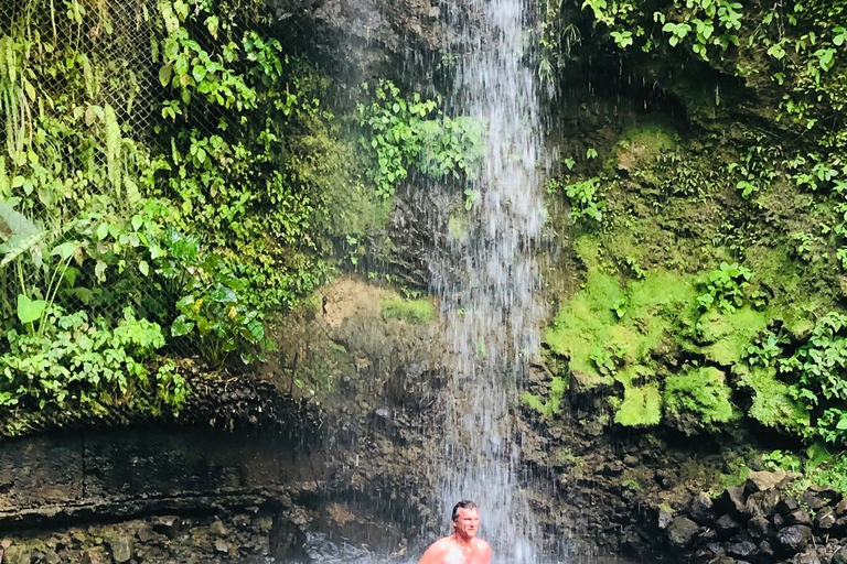 Barca privata per Soufriere, bagno di fango ed esperienza con cascata26&#039; Barca - Il ragazzo