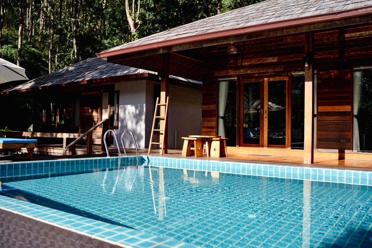 1 noche en la selva: senderismo, cascada, tubing y elefantesHabitación de lujo en villa con piscina - 1 noche de estancia en la selva y paquete turístico