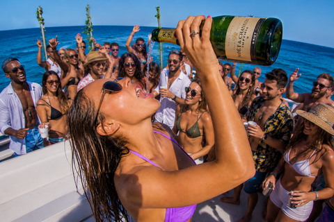 Ibiza: Boat Party with Reggaeton and Techno - 2 atmospheres Ibiza: Boat Party with Reggaeton and Techno - 2 areas