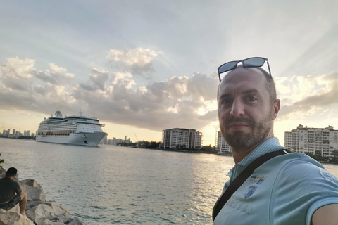 Miami: Guided Walking Tour with Public Transportation