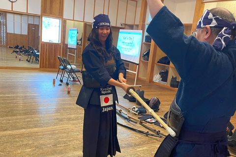Tokyo: Japanese Kendo Experience with High-Ranked Instructor Let's experience kendo, a traditional Japanese martial art!