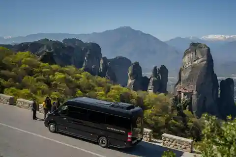 Da Atene: Escursione di un giorno al Monastero di Meteora in treno e autobus