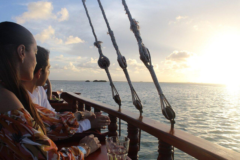 Cancun: Hummermiddag spansk Galleon-kryssning!