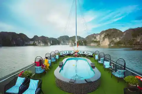 Excursión de un día del Puerto Internacional de Halong al Descubrimiento de la Bahía de Halong