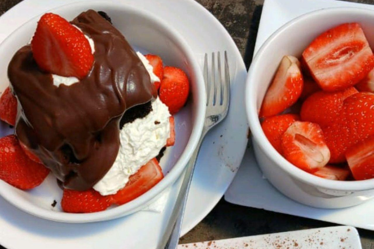 Kandy: Nuwara Eliya and Ambewela Train Station Tour