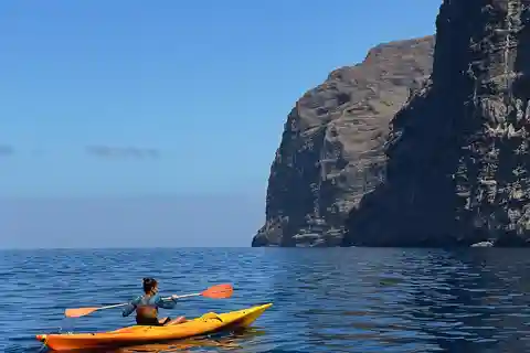 Tour privado en kayak a los pies de los Acantilados Gigantes