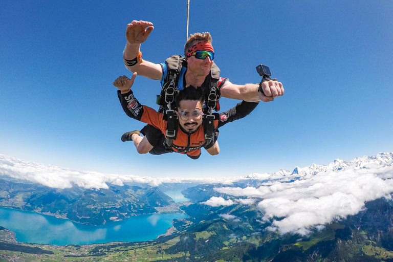 Interlaken: Parachutespringen boven de Zwitserse Alpen