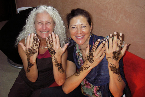 Agra: Experimente o design tradicional indiano de hennaAgra: experiência tradicional de desenho de henna indiana