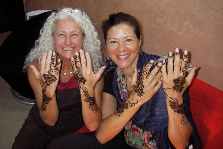 Agra: Experimente o design tradicional indiano de hennaAgra: experiência tradicional de desenho de henna indiana
