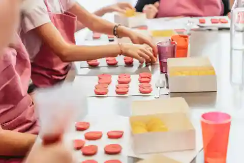 Paris: Aula de culinária de macarons com a Chef de Pâtisserie Noémie