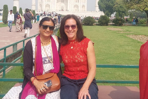 Depuis Delhi : visite du Taj Mahal avec guide fémininExcursion avec un guide touristique local féminin bien informé.