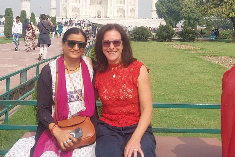 Depuis Delhi : visite du Taj Mahal avec guide fémininExcursion avec un guide touristique local féminin bien informé.