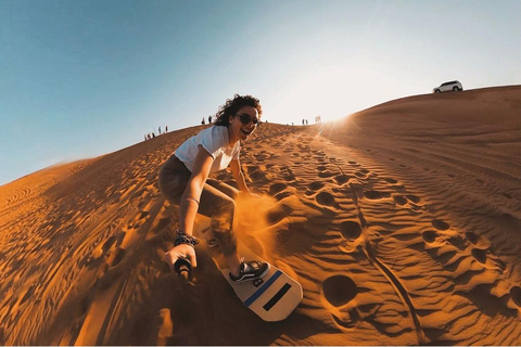 Safari condiviso nel deserto di mezza giornata con giro in cammello e sandboarding