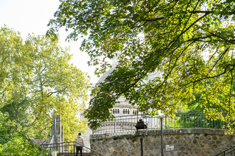 Paris: Experience the romance of Montmartre on a walk with a pro photographer Paris: Experience romance in Montmartre, a walk with a photographer in English