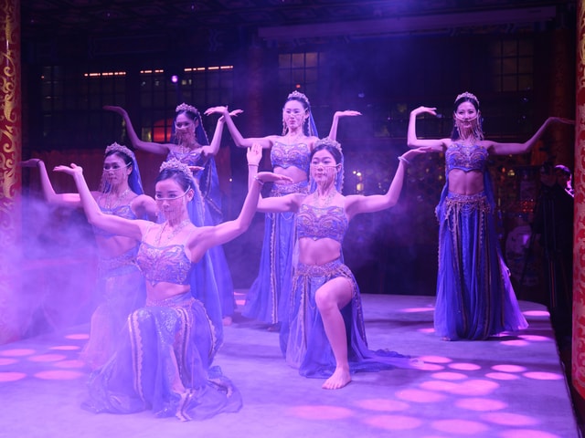 Qing Dynasty Courtyard Dinner with Show & Costume