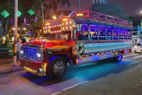 MEDELLIN: CITY TOUR CITY NIGHT TOUR + OPEN BAR