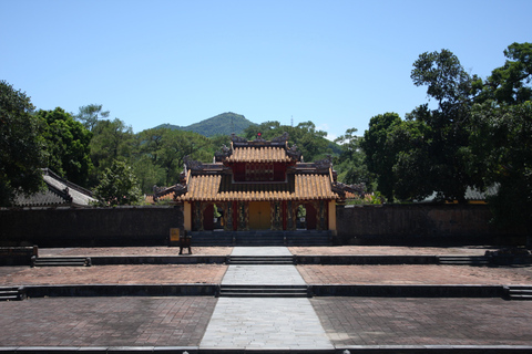 Hue: Cruise op de Parfumrivier met Thien Mu Pagode en Tomben