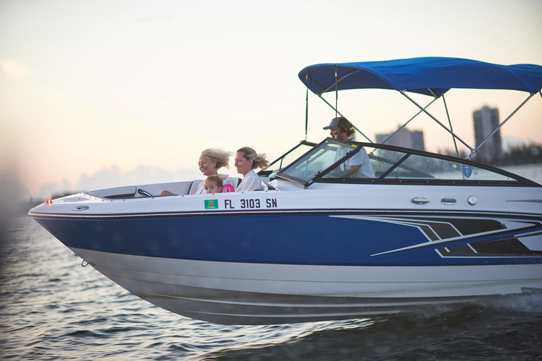 1 hora de paseo en barco privado por Miami con champán y capitánAlquiler de barcos privados en Miami con capitán experimentado -1h-