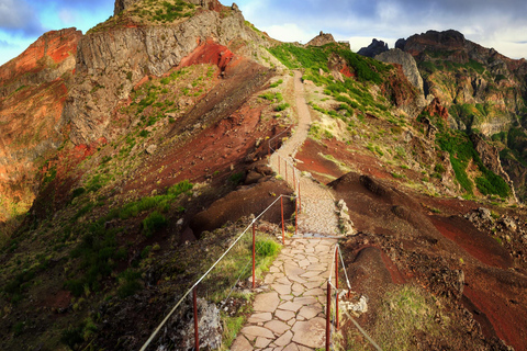 PR1/Pico do Arieiro tour with Premium transfer - round trip PR1/Pico do Arieiro tour transfer - round trip-Meeting point