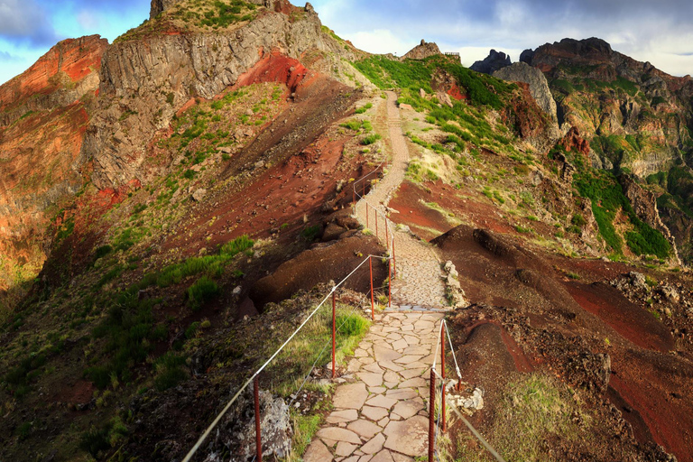 PR1/Pico do Arieiro tour with Premium transfer - round trip PR1/Pico do Arieiro tour transfer - round trip-Meeting point