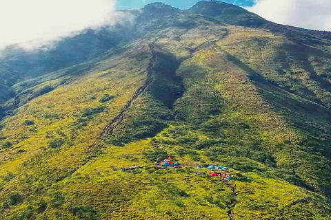 Monte Sumbing: un'epica avventura di trekking e campeggioSumbing: escursione di 1 giorno con NepalVanJAVA / pernottamento con Garung