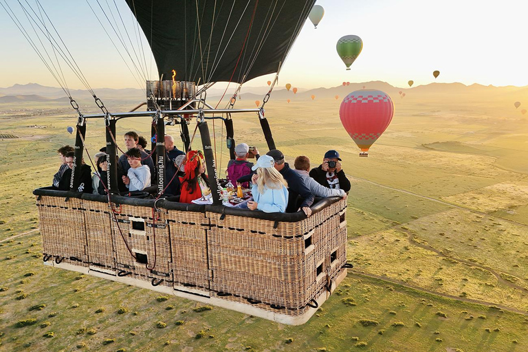 Marrakech: Royal Breakfast with Hot Air Balloons view
