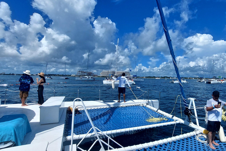 Cancun: Isla Mujeres Catamaran Cruise with Snorkeling