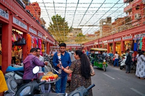 Culture walking and food tour with guide in Jaipur.