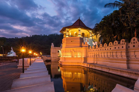Kandy: Evening City Tour with Boat Ride and Cultural Show