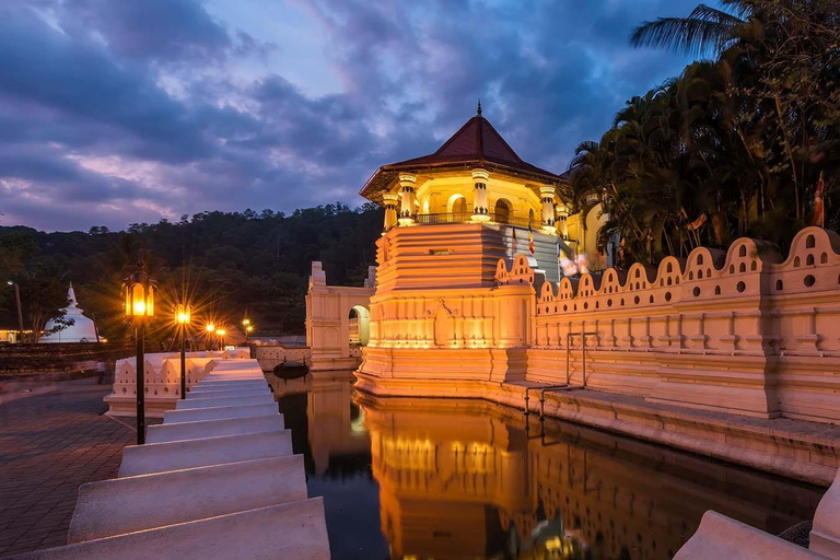 Kandy: Evening City Tour with Boat Ride and Cultural Show
