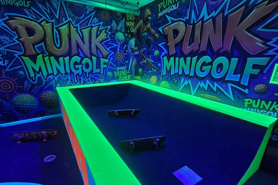 Prag: Ticket für Crazy Glow Punk Minigolf an der Karlsbrücke. Foto: GetYourGuide Prag: Ticket für Crazy Glow Punk Minigolf an der Karlsbrücke. Foto: GetYourGuide