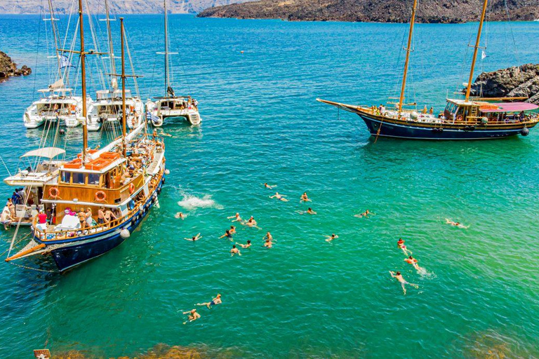 Vulcão de Santorini, fontes termais e passeio ao pôr do sol em OiaExcursão de 6 horas com traslado