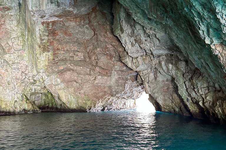 Kotor: viaje en lancha rápida a la Cueva Azul y Nuestra Señora de las Rocas