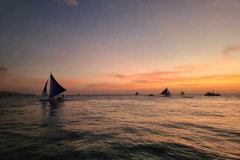 Meilleure expérience de bateau de fête au coucher du soleil à BoracaySoirée en voilier au coucher du soleil à Boracay