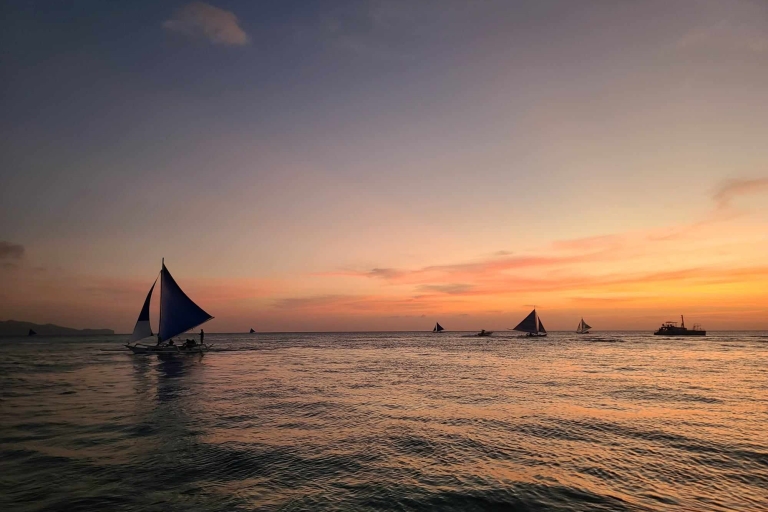 La mejor experiencia de fiesta en barco al atardecer en BoracayExperiencia de fiesta en yate al atardecer en Boracay