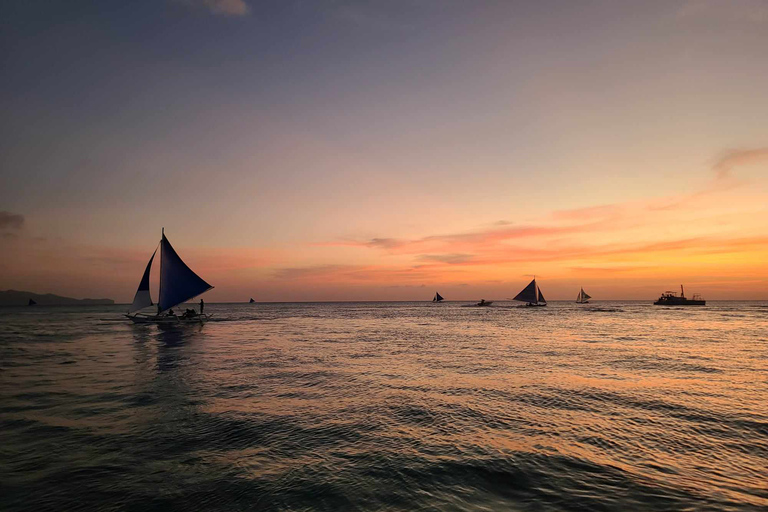 La mejor experiencia de fiesta en barco al atardecer en BoracayExperiencia de fiesta en yate al atardecer en Boracay