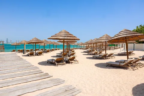 Doha: Ingresso al Doha Sands Beach Club con lettino, asciugamano e acqua