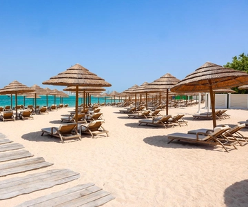 Доха: вход в пляжный клуб Doha Sands с шезлонгом, полотенцем и водой