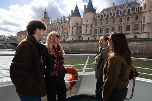 Paris: Hop-On Hop-Off Seine Cruise Pass with 9 Stops