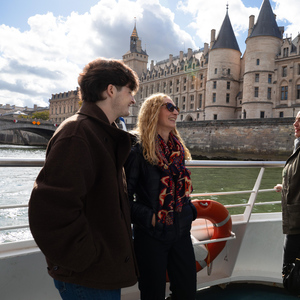 Paris: Hop-On Hop-Off Seine Cruise Pass with 9 Stops