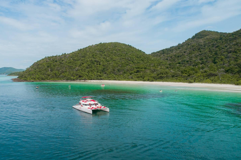 Pattaya: Jednodniowa wycieczka na wyspy Koh Phai i Koh Rin czarterem łodzi