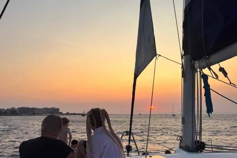 Rhodos: Katamaranfahrt bei Sonnenuntergang mit Snacks, Früchten und Getränken. Foto: GetYourGuide Rhodos: Katamaranfahrt bei Sonnenuntergang mit Snacks, Früchten und Getränken. Foto: GetYourGuide