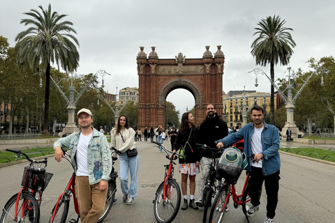 Barcelone : visite à vélo ou en vélo électrique, sites incontournables et anecdotes localesVisite privée