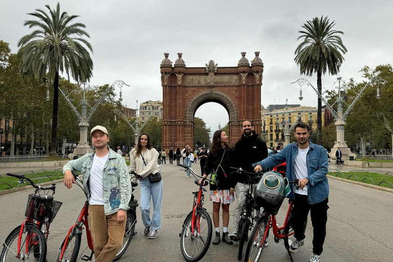 Barcelone : visite à vélo ou en vélo électrique, sites incontournables et anecdotes localesVisite privée